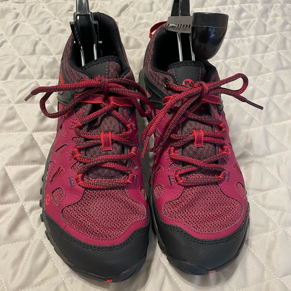 Women's Red and Black Athletic Shoes Merrill’s